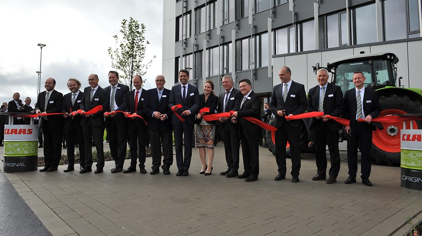 Przecinanie wstęgi w trakcie ceremonii otwarcia (od lewej): Dr. Carsten Hoff (Dyrektor Zarządzający CLAAS E-Systems), Dr. Patrick Claas, Hans Lampert (Członkowie Zarządu), Jan-Hendrik Mohr (Członek Zarządu), Dr. Michael Lübbersmann (Administrator Okręgu), Reinhold Claas, Olaf Lies (Sekretarz ds. Gospodarki Dolnej Skasonii), Cathrina Claas-Mühlhäuser, Rainer Spiering (Członkowie Rządu), Hartmut Nümann (Burmistrz Dissen), Thomas Böck (Członek Zarządu), Bernd Ludewig (Członek Zarządu), Stephan Vormbrock (Dyrektor Zarządzający CLAAS E-Systems). -