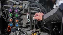 Stan oleju przekładniowego i hydraulicznego jest sprawdzany bagnetem pomiarowym z tyłu ciągnika. - ELIOS 240-210