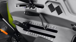 Mechaniczne zespoły sterowania można wybrać jako wyposażone w mechaniczną lub elektroniczną regulację tylnego podnośnika. - ELIOS 240-210