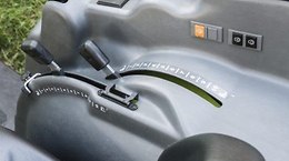 Istnieje wybór między mechaniczną a elektroniczną regulacją tylnego podnośnika. Obie wersje są umieszczone w wygodny i ergonomiczny sposób z prawej strony fotela operatora. - NEXOS F-FB-VL-VE
