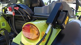 Komfortowa obsługa z zewnątrz z mechanicznym lub elektronicznym sterowaniem tylnego podnośnika. - NEXOS F-FB-VL-VE