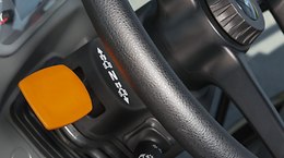Rewerser jest wygodnie umieszczoną dźwignią z lewej strony operatora, do wyboru z elektronicznym REVERSHIFT lub mechanicznym rewerserem. - NEXOS F-FB-VL-VE