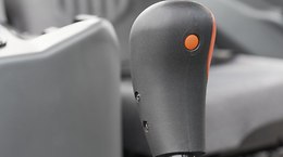 Z wyposażeniem REVERSHIFT i TWINSHIFT: obsługa elektronicznego sprzęgła przez włącznik na dźwigni zmiany biegów - NEXOS F-FB-VL-VE