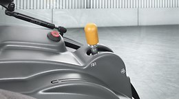 Włączanie WOM jest seryjnie wspomagane hydraulicznie. W maszynach wyposażonych w REVERSHIFT opcjonalnie dostępne jest elektroniczne włączanie WOM. - NEXOS F-FB-VL-VE